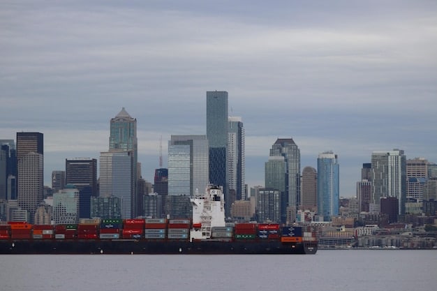 US Imports Surge: Impact on Domestic Manufacturing in 2025